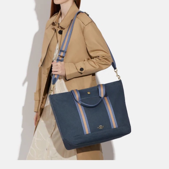 Coach Ellies Weekender - Picture 4 of 6